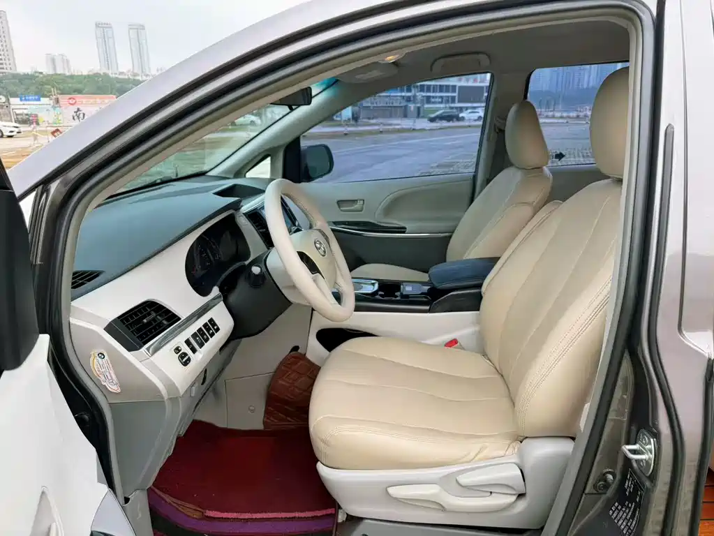 Toyota Sienna 2015 — фото 12