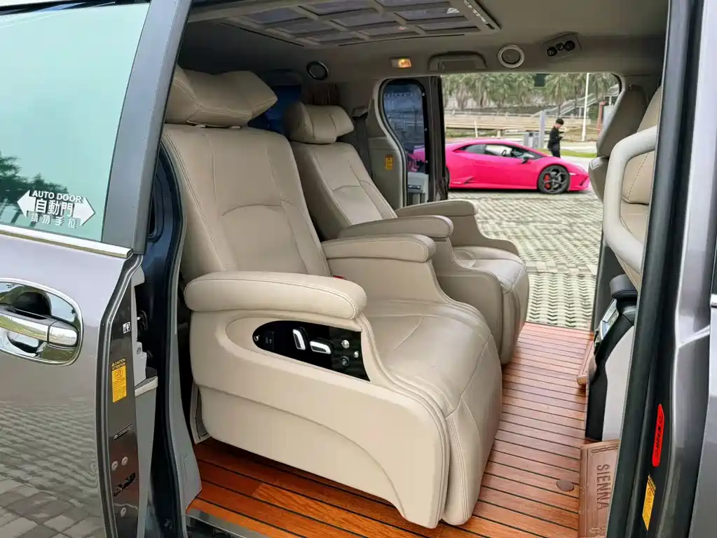 Toyota Sienna 2015 — фото 14