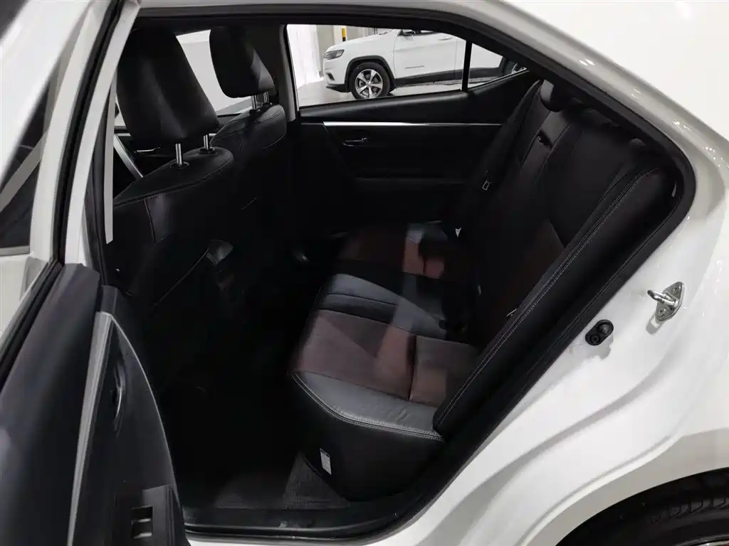 Toyota Corolla 2018 — фото 15