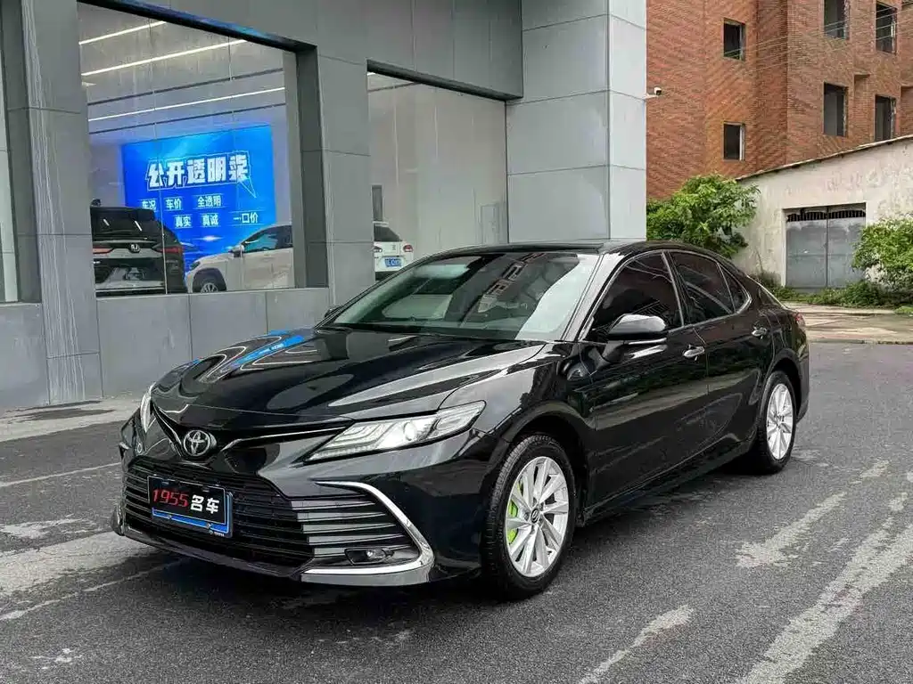 Toyota Camry 2022 — фото 1