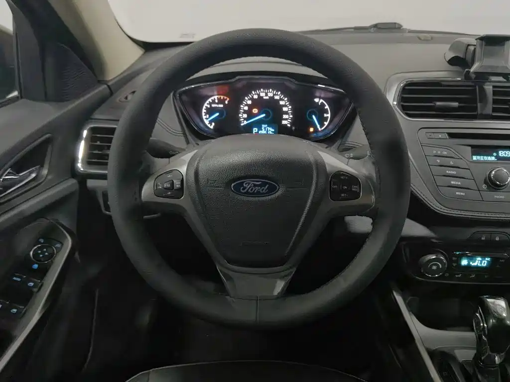 Ford Escort 2015 — фото 11