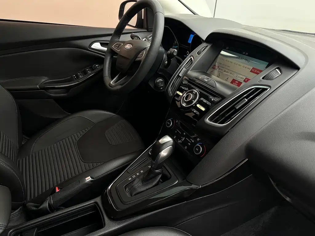 Ford Focus 2017 — фото 10