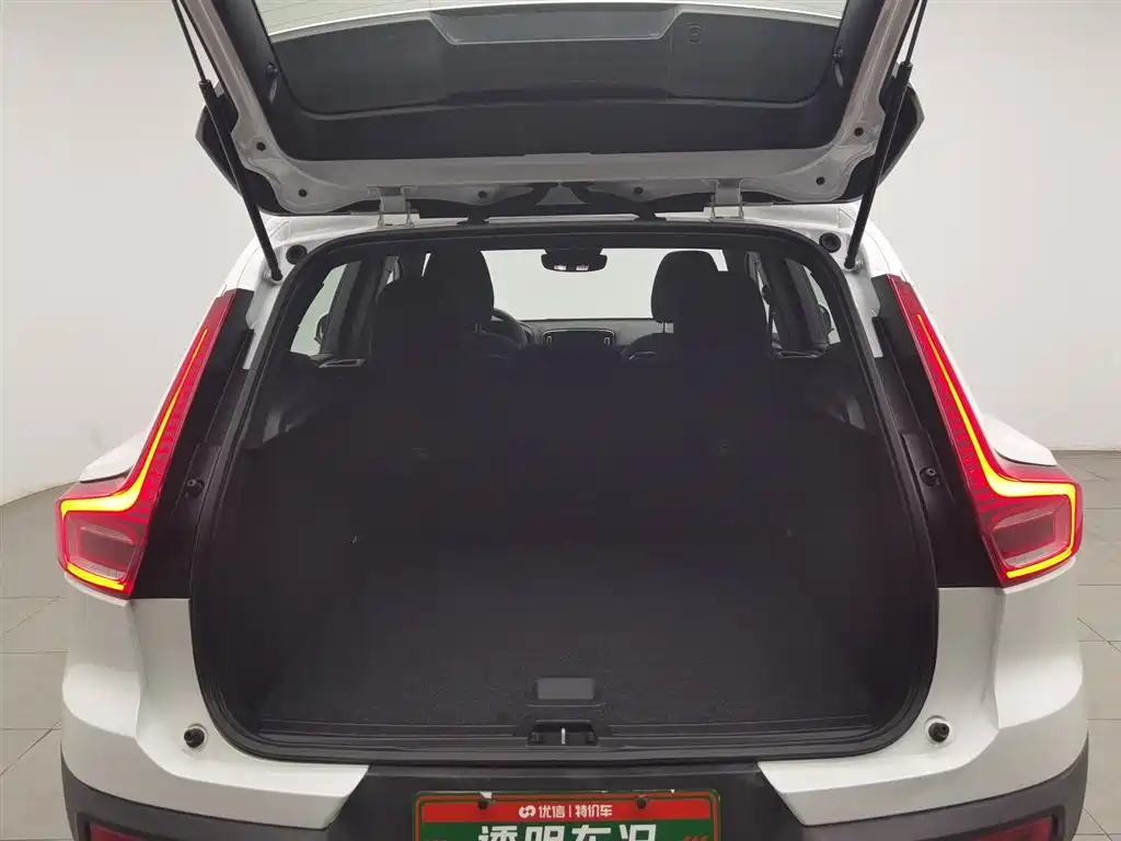 Volvo XC40 2023 — фото 16