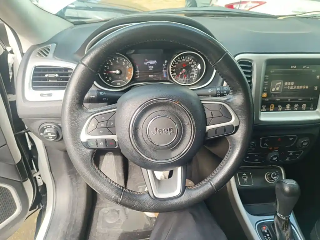 Jeep Compass 2018 — фото 11