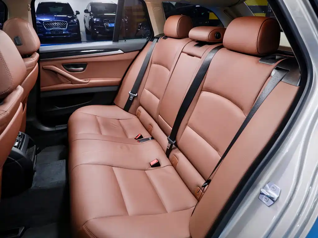 BMW 5 Series 2017 — фото 10