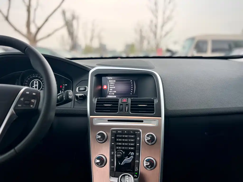 Volvo XC60 2017 — фото 14