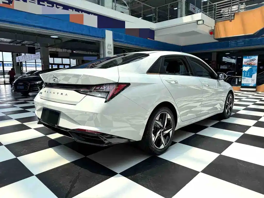 Hyundai Elantra 2022 — фото 13