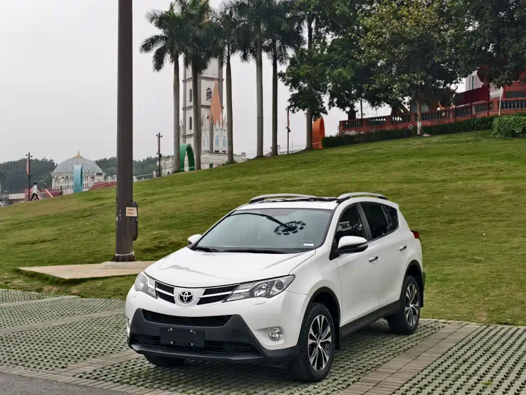 Toyota RAV4 2015 — фото 1