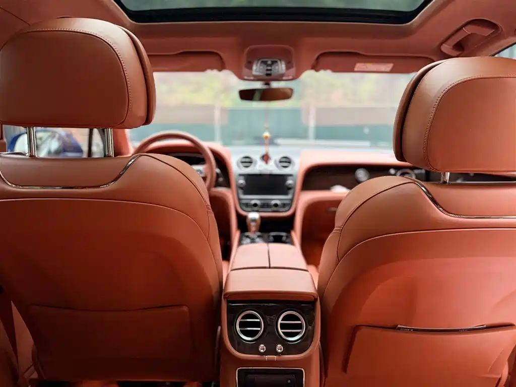 Bentley Bentayga 2017 — фото 20