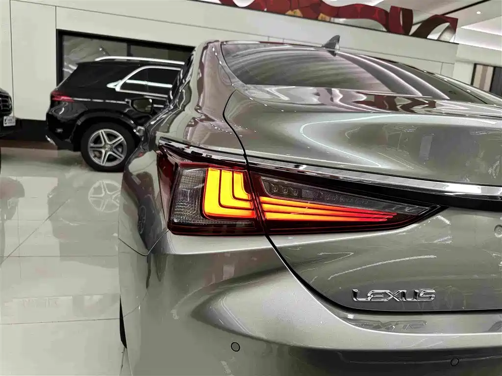 Lexus ES 2021 — фото 35