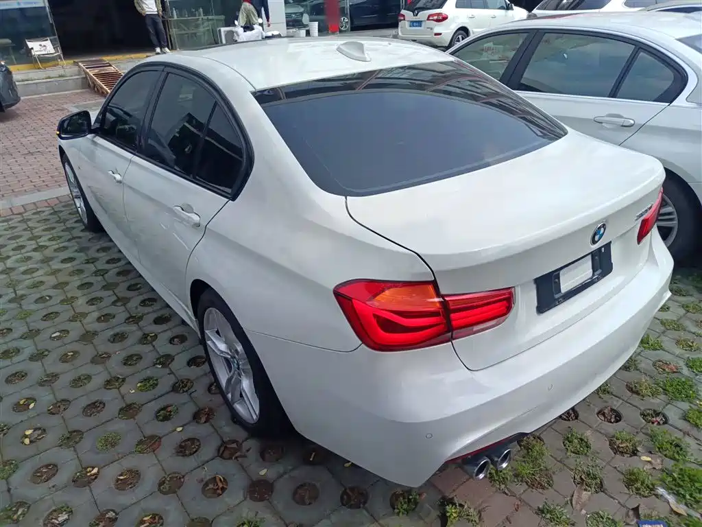 BMW 3 Series 2018 — фото 23