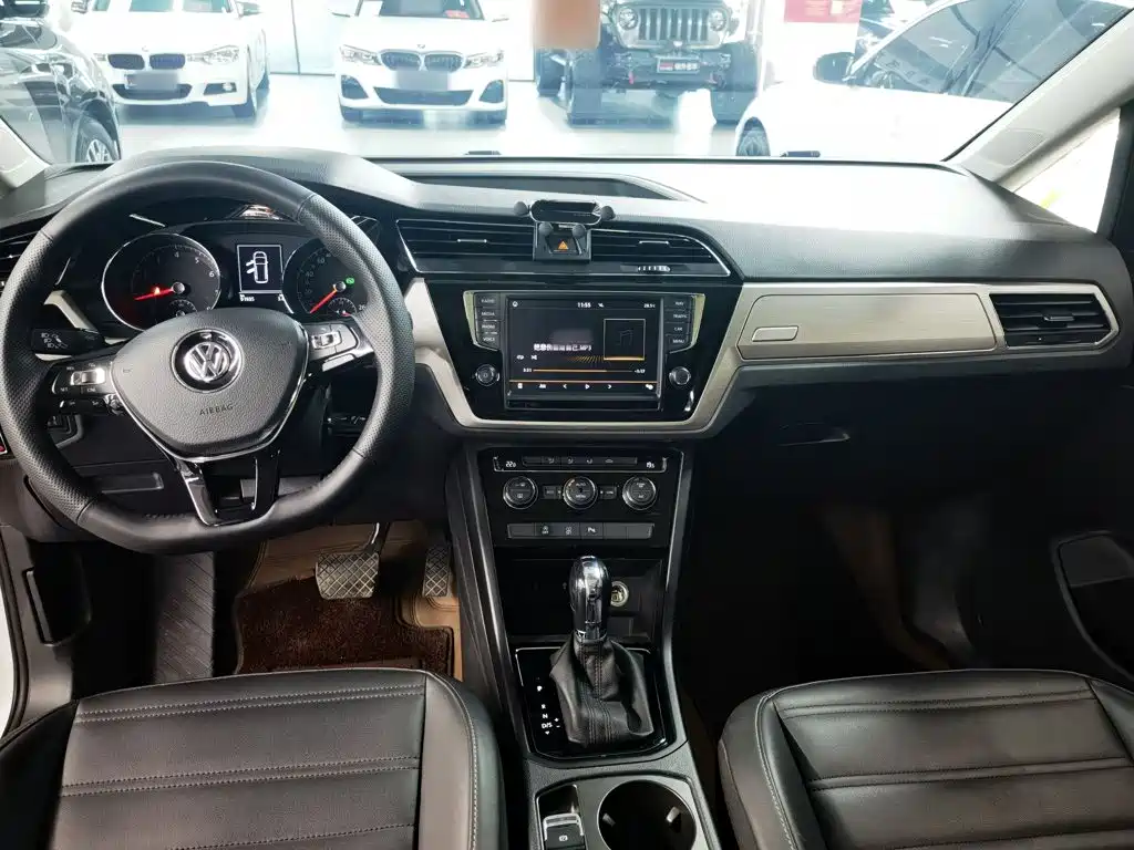 Volkswagen Touran 2019 — фото 17