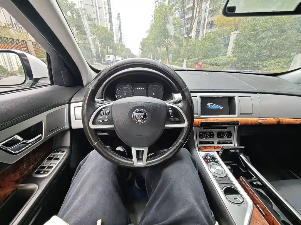 Jaguar XF 2014 — фото 9