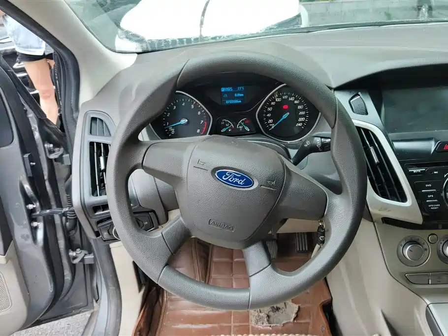 Ford Focus 2013 — фото 15