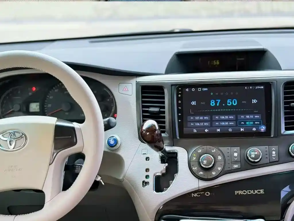 Toyota Sienna 2015 — фото 17