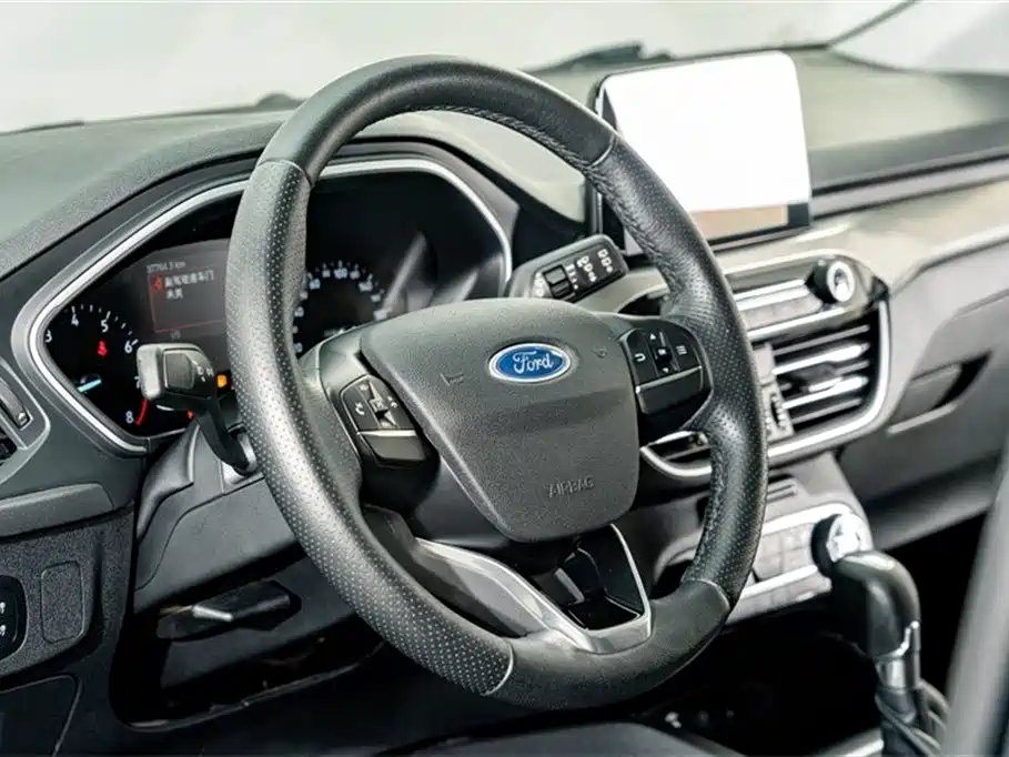 Ford Focus 2019 — фото 10