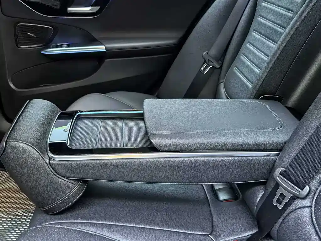 Mercedes-Benz C-Class 2023 — фото 23