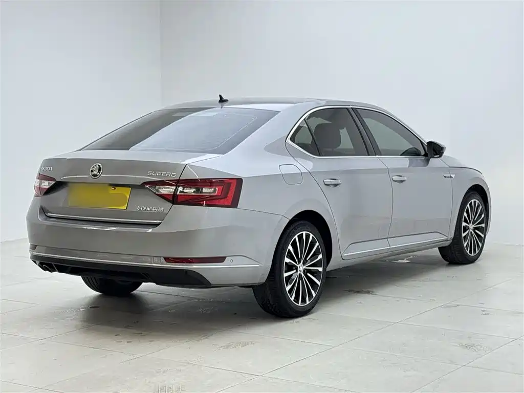 Skoda Superb 2017 — фото 25