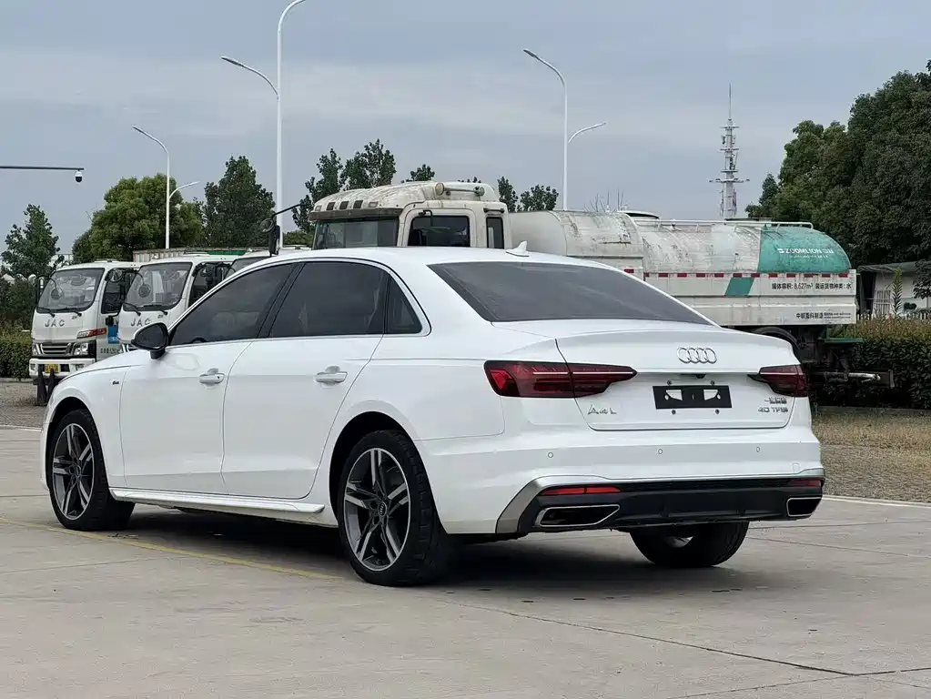 Audi A4L 2022 — фото 4
