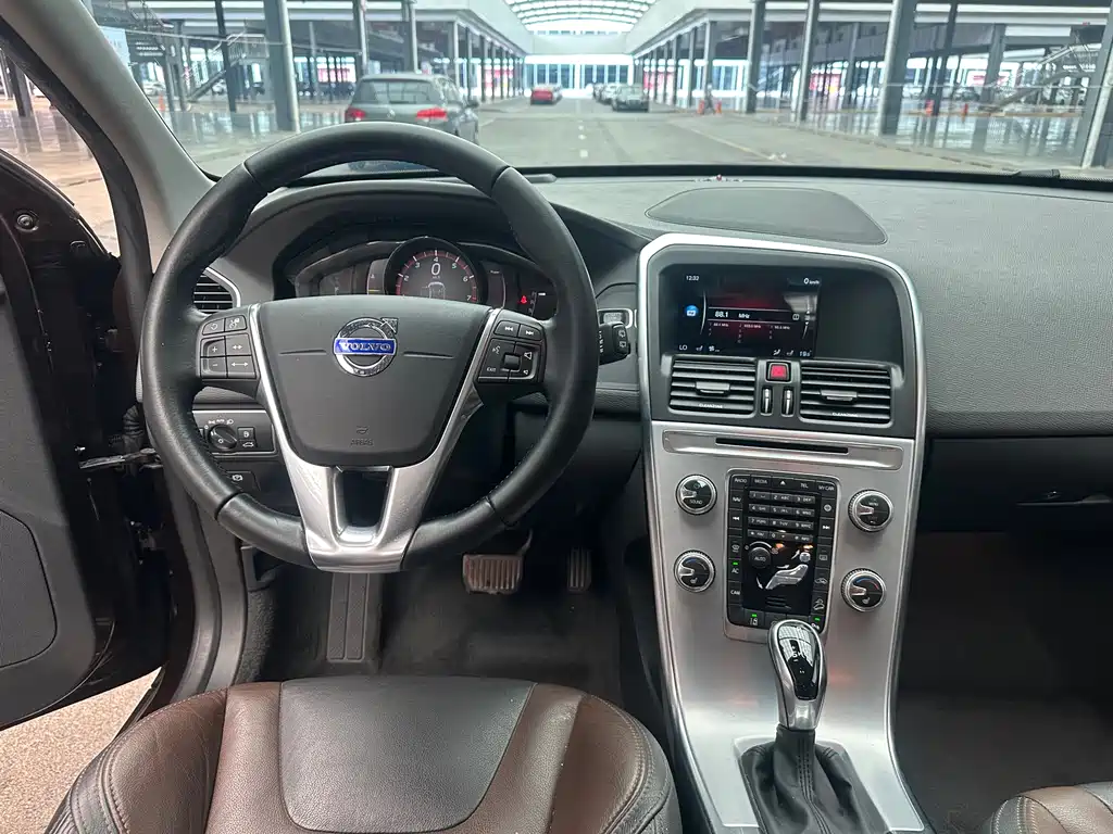 Volvo XC60 2016 — фото 12