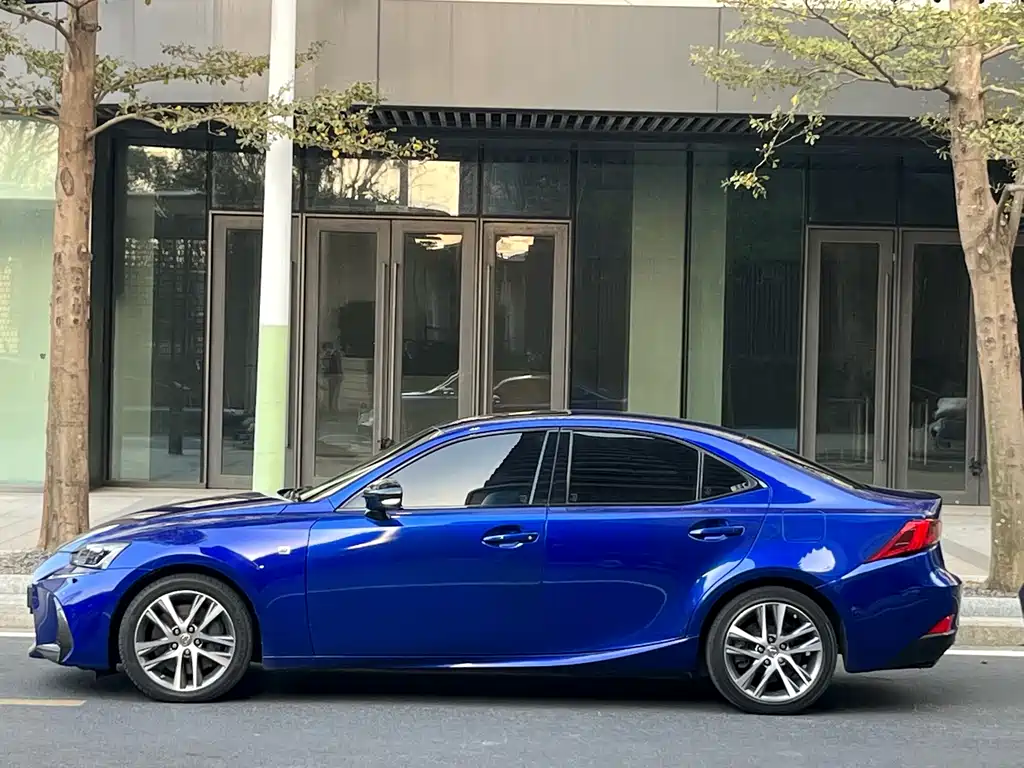 Lexus IS 2018 — фото 10