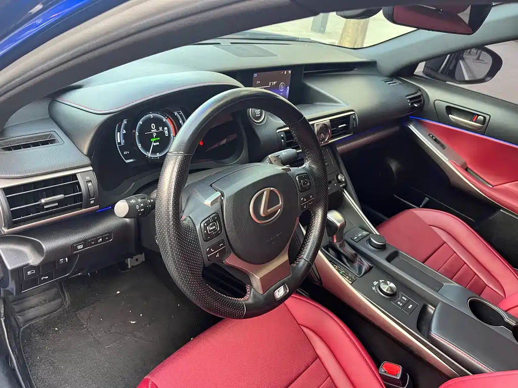 Lexus IS 2018 — фото 13