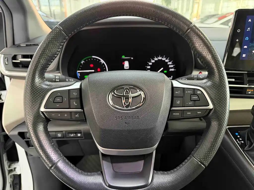 Toyota Granvia 2023 — фото 13