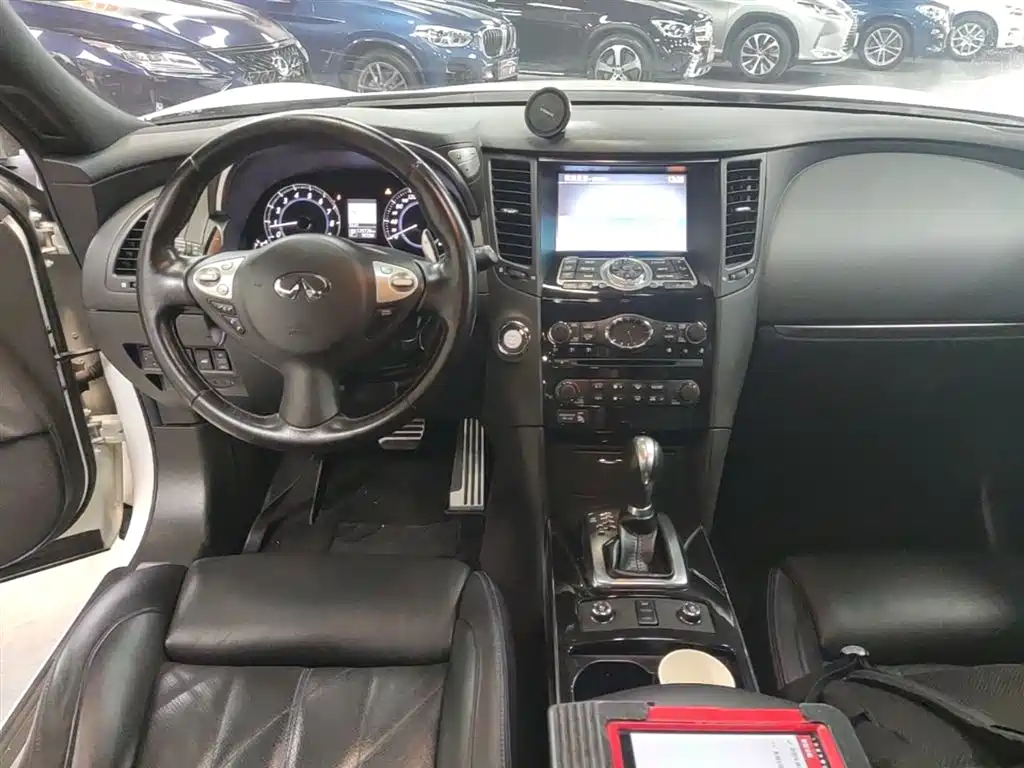 Infiniti QX70 2018 — фото 12