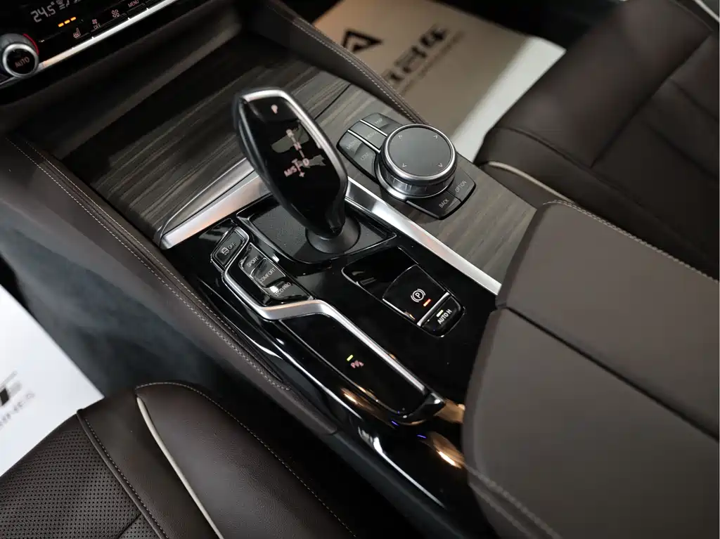 BMW 5 Series 2022 — фото 10