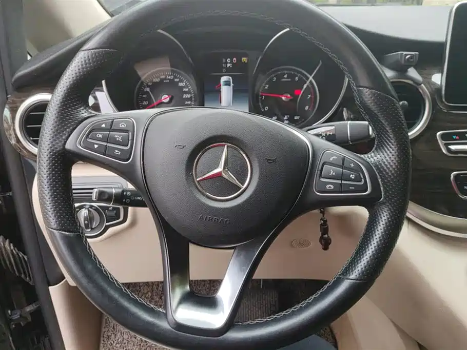 Mercedes-Benz V-Class 2019 — фото 15