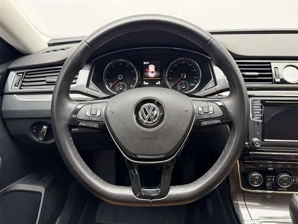 Volkswagen Passat 2016 — фото 15