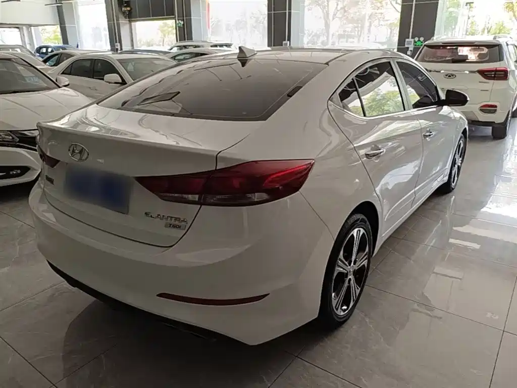 Hyundai Elantra 2018 — фото 7