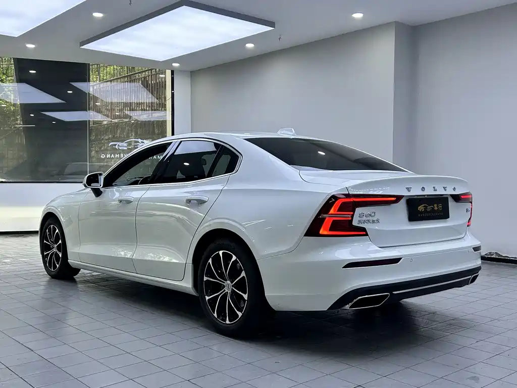 Volvo S60 2022 — фото 10