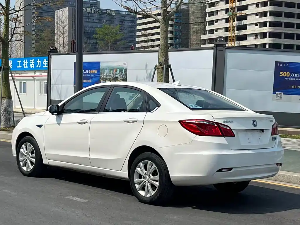 Changan Eado New Energy 2018 — фото 9