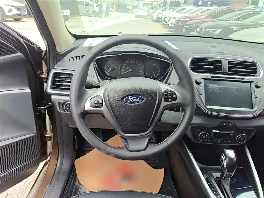 Ford Escort 2017 — фото 11