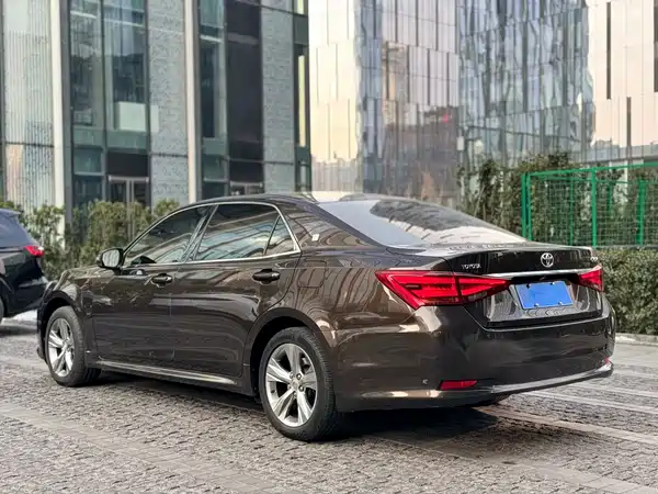 Toyota Crown 2015