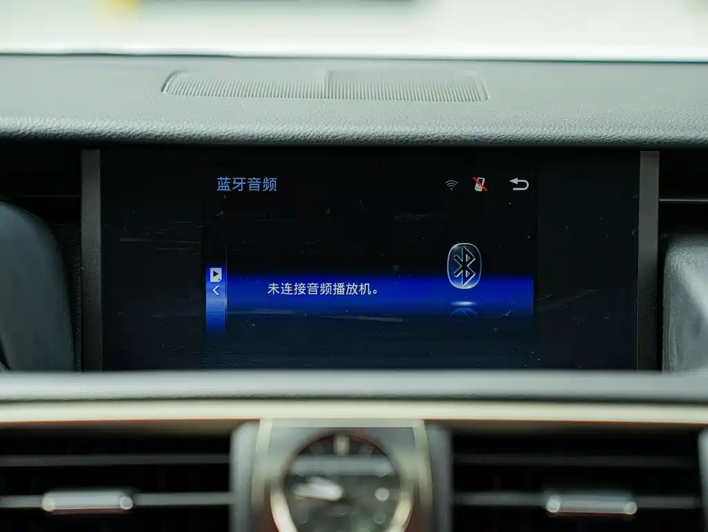 Lexus IS 2018 — фото 19