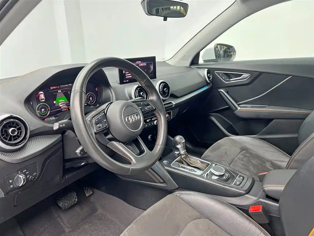 Audi Q2L e-tron 2022 — фото 14