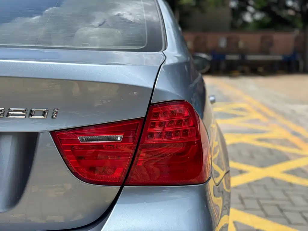 BMW 3 Series 2010 — фото 12