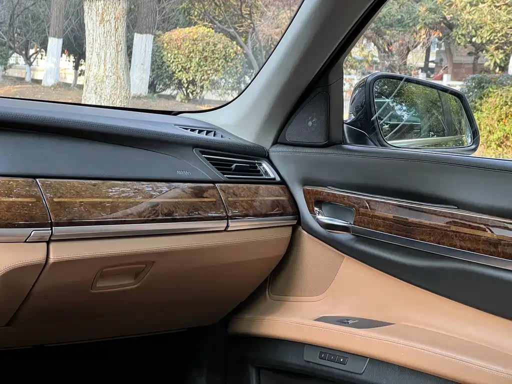 BMW 7 Series 2012 — фото 20