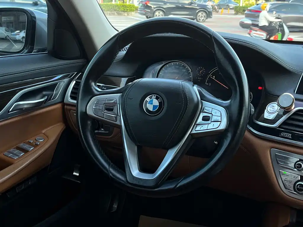 BMW 7 Series 2016 — фото 11