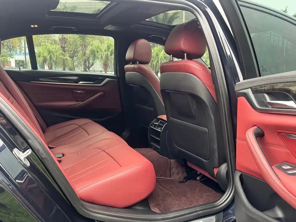 BMW 5 Series 2018 — фото 11