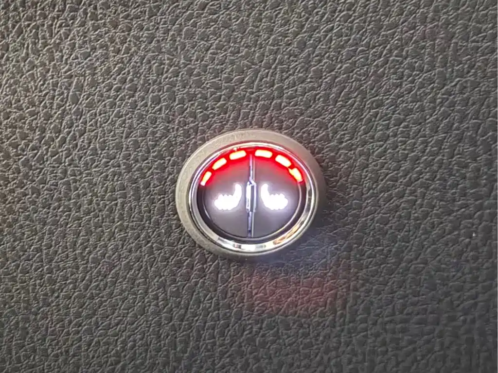 Toyota Yaris L 2023 — фото 13