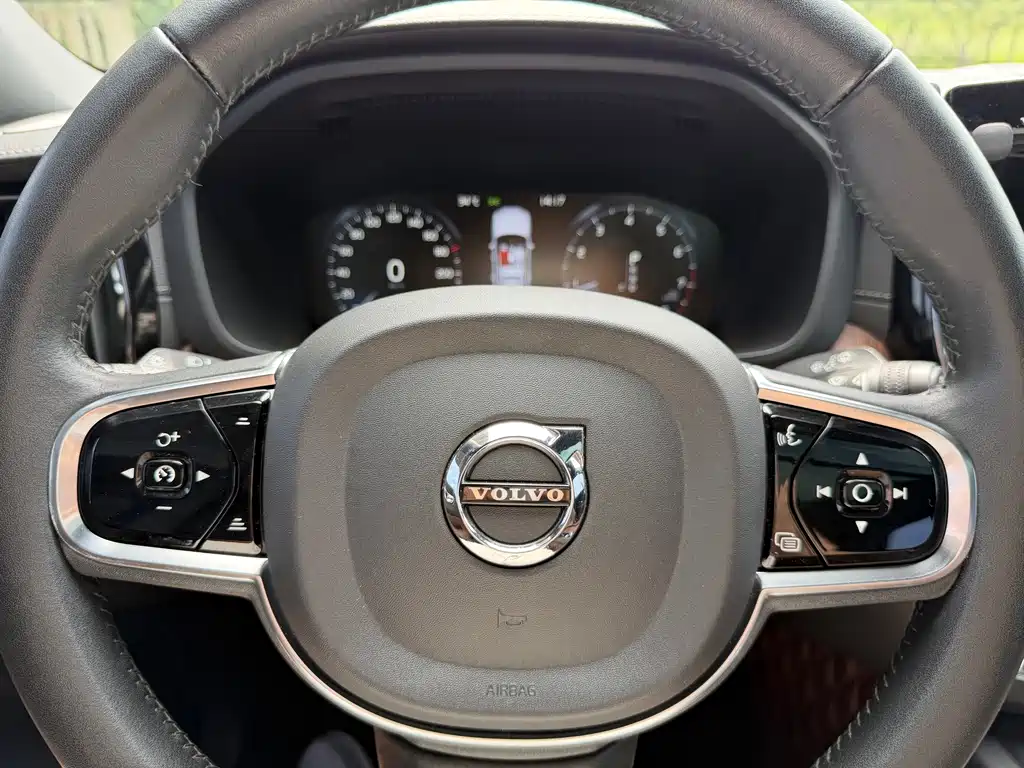 Volvo XC60 2021 — фото 11