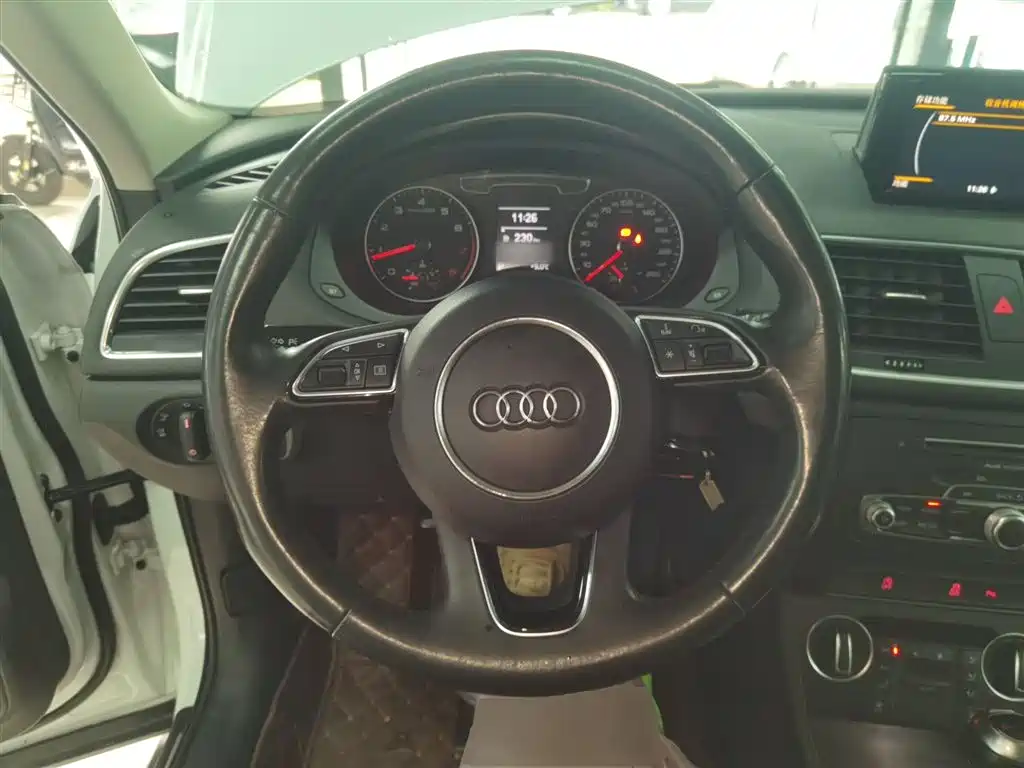 Audi Q3 2016 — фото 11