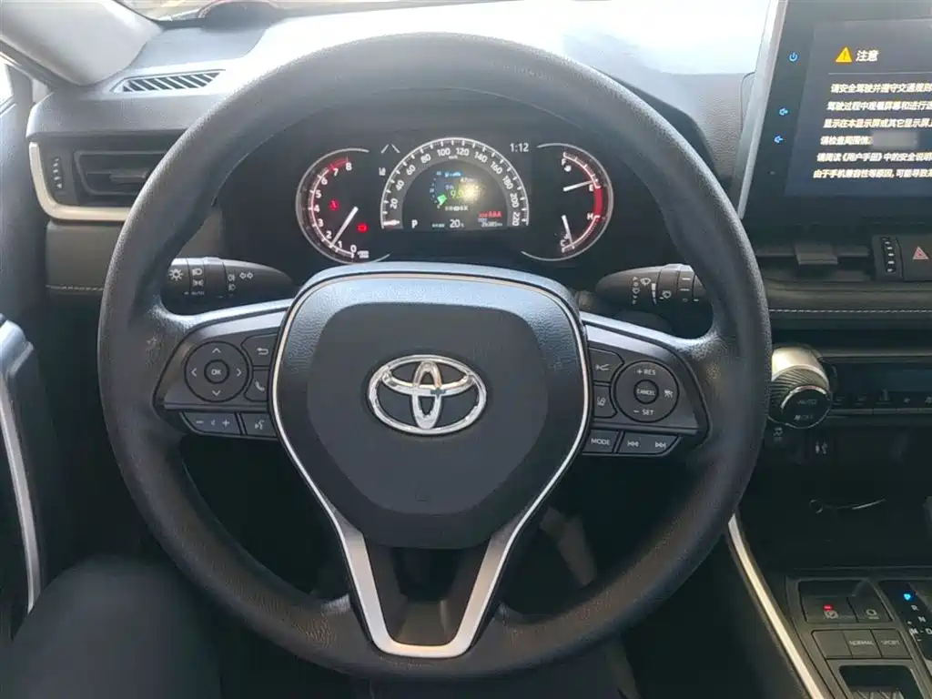 Toyota RAV4 2022 — фото 11