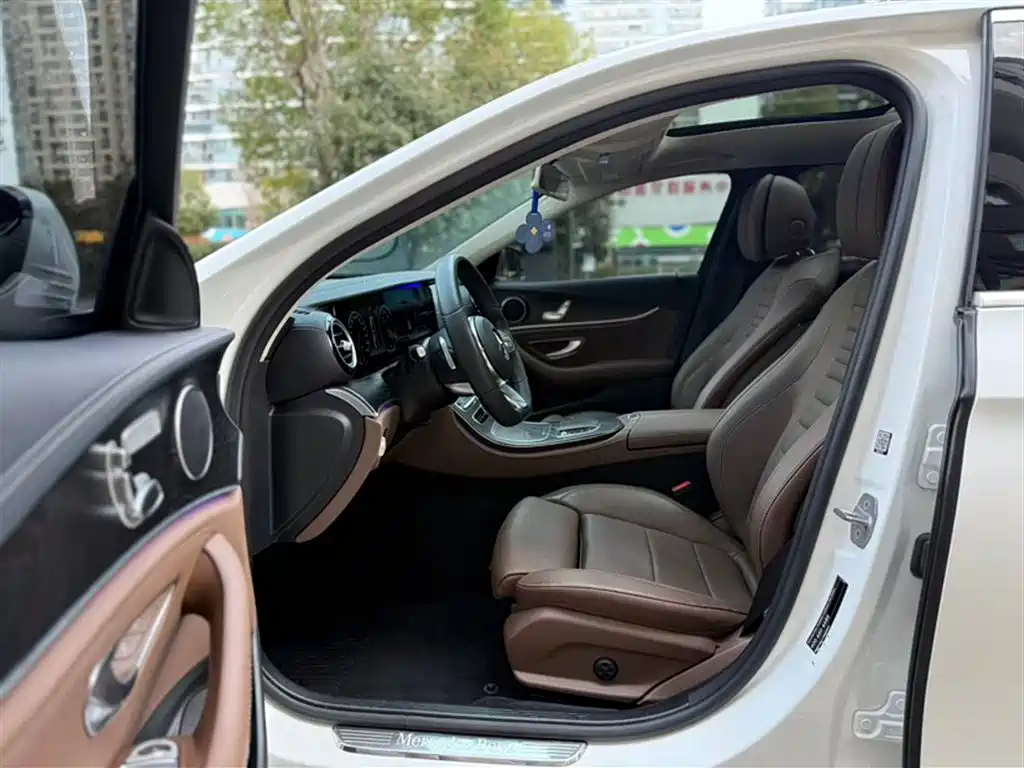 Mercedes-Benz E-Class 2019 — фото 12