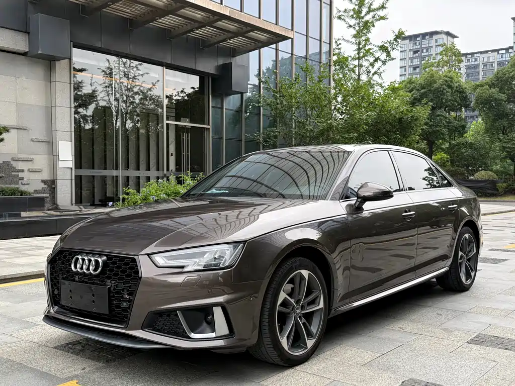Audi A4L 2019 — фото 1