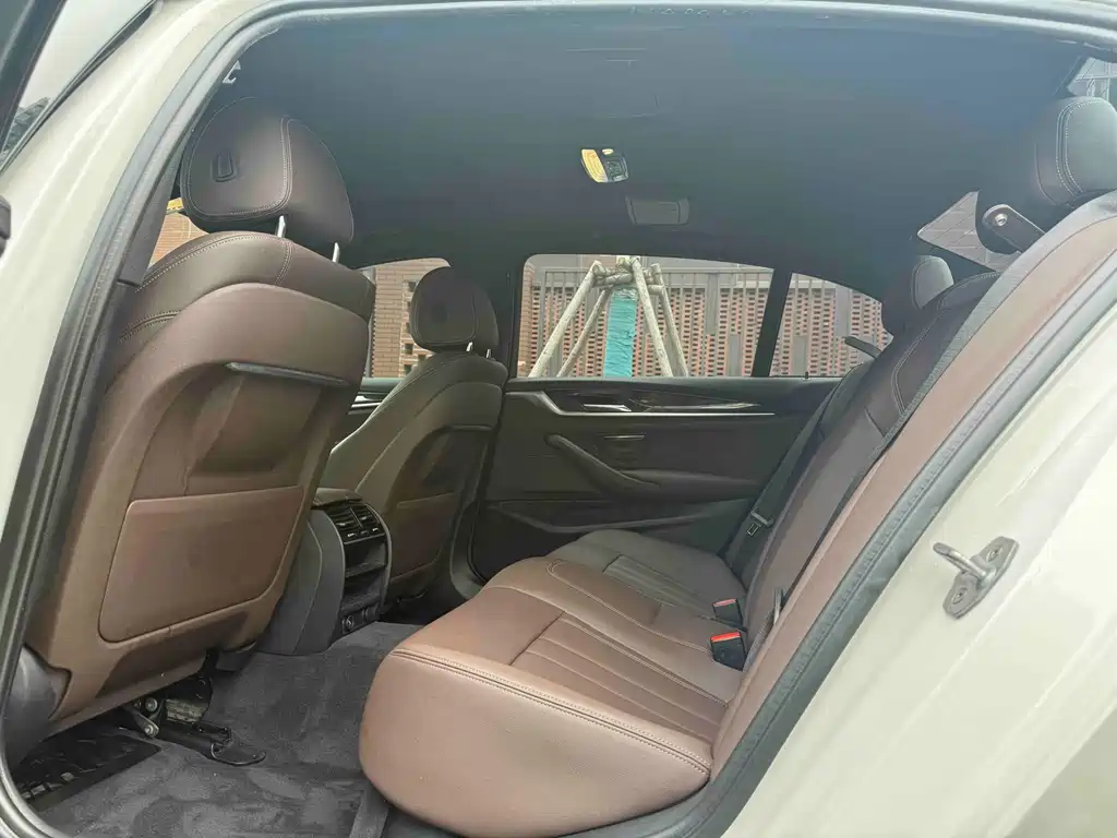 BMW 5 Series 2019 — фото 15