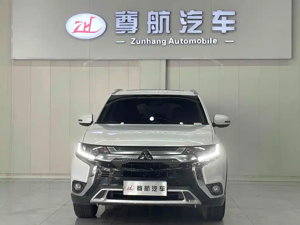 Mitsubishi Outlander 2021 — фото 2